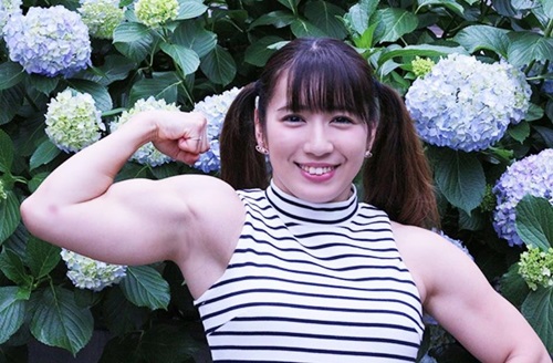 아름다운 미모와 대비되는 근육질 몸매 지닌 日 레슬러 레이카 사이키