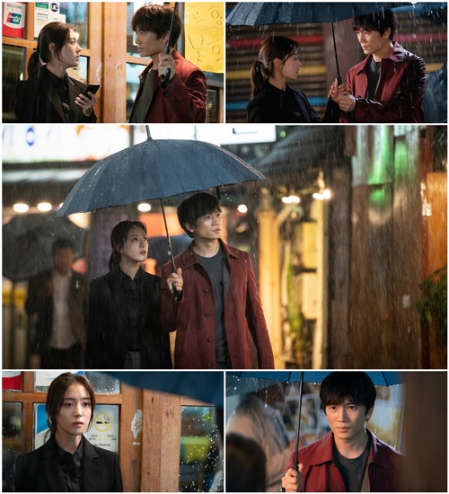 '의사요한' 지성X이세영, 한 우산 아래 투샷 포착...아련한 눈빛