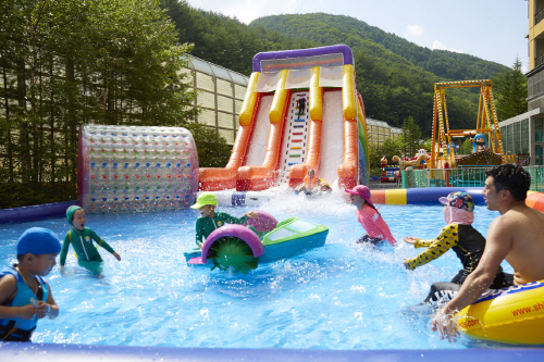 '높은 곳에서 낮은 가격으로' 글래드 호텔 메이힐스리조트