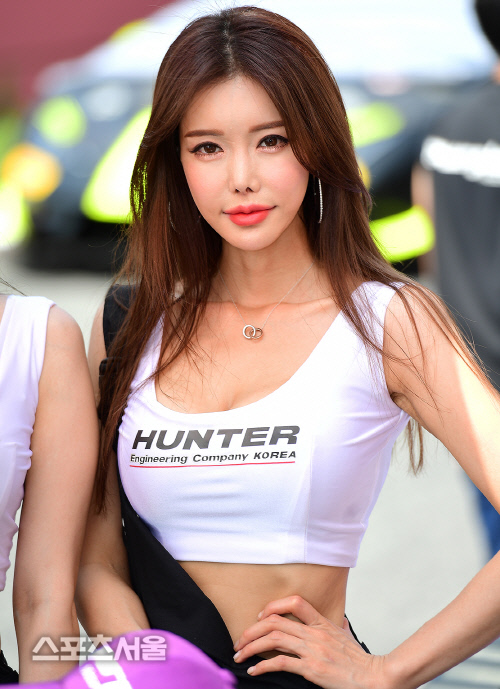 헌터퍼플 모델 김시후, 슈퍼레이스를 대표하는 도시적인 미모의 소유자![포토]