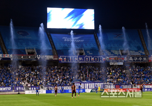 [포토] 수원 삼성의 워터쇼? 서포터즈에 쏟아지는 물보라~!