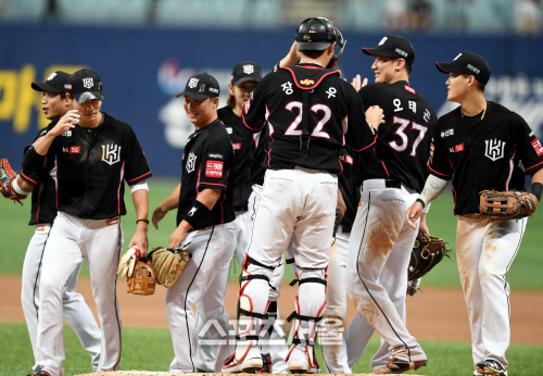 [포토] 승리 거둔 kt, 순위도 5위로 점프