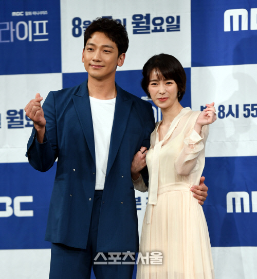 [포토] 정지훈, 임지연 허러 감싸고 하트 포즈