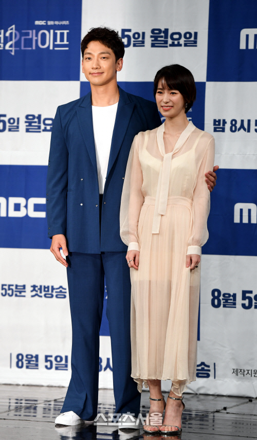 [포토] 정지훈-임지연 '다정한 부부의 모습으로'