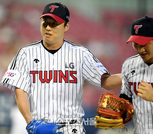 [포토] 차우찬 \'수비 좋았어\'