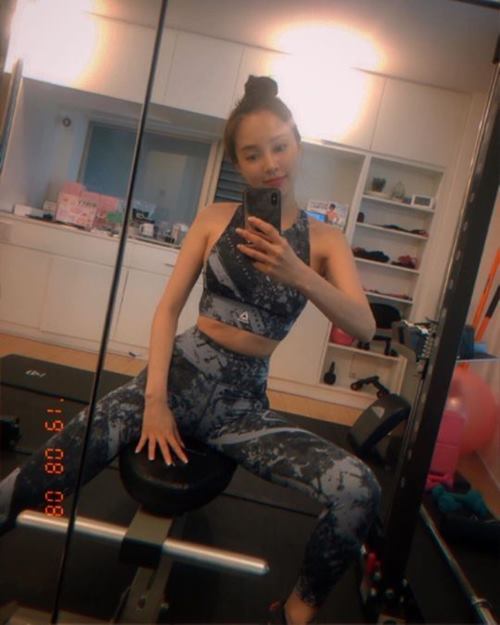 'S라인의 정석' 아유미, 잘록한 한 줌 허리[★SNS]