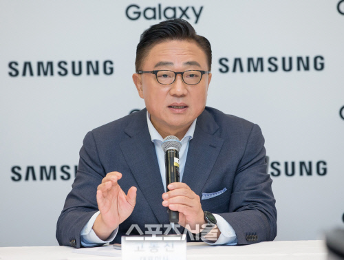 삼성 고동진 사장, 갤럭시폴드 묻자..."가슴, 시커멓다"