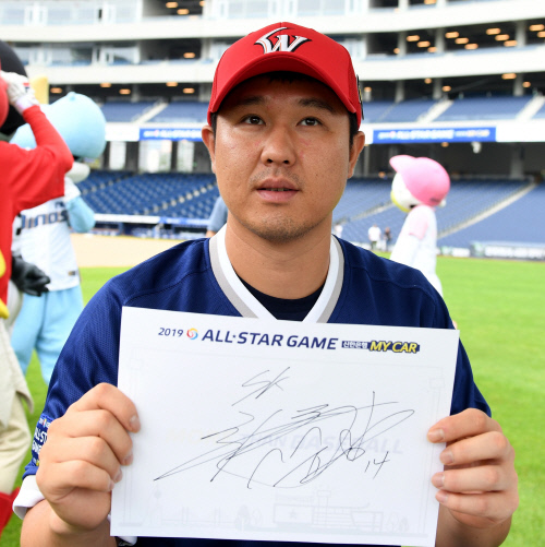 [포토] SK 최정, 사인 들고 포즈