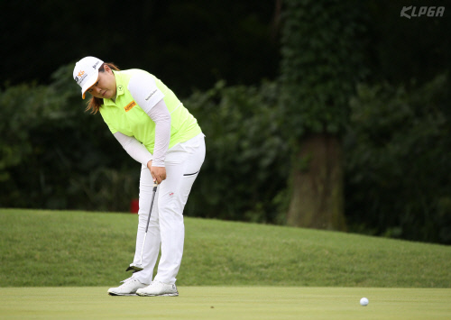 박인비 10번홀 신중하게 퍼팅 시도하고 있다