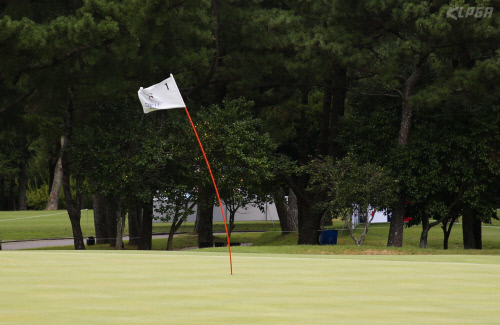 강풍에 1번홀 깃대가 휘청이고 있다