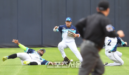 [포토]아슬아슬 로하스의 글러브 끝에 떨어지는 장진혁의 타구