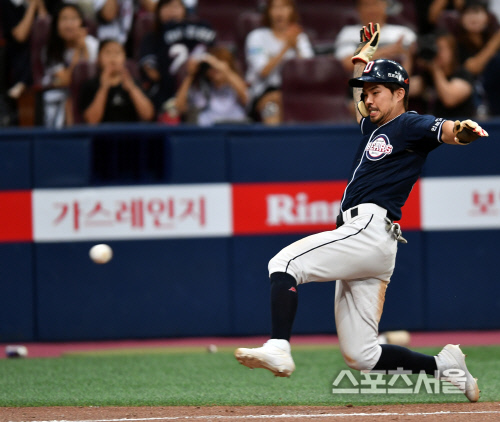 [포토]홈대시 오재원, 아깝지만 아웃이네