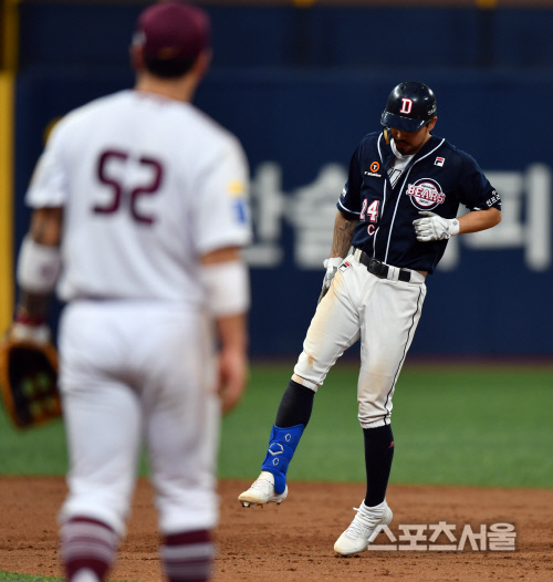 [포토]9회초 주루도중 햄스트링 부상으로 고통호소 오재원