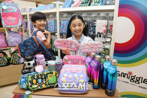 [포토] ‘강남필통’ 스미글, 이마트에 상륙