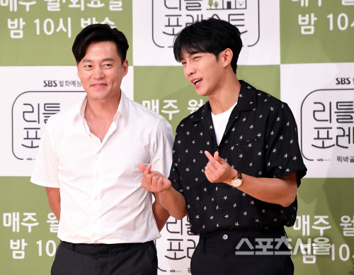 [포토] 이승기, 하트 좀 해주세요~