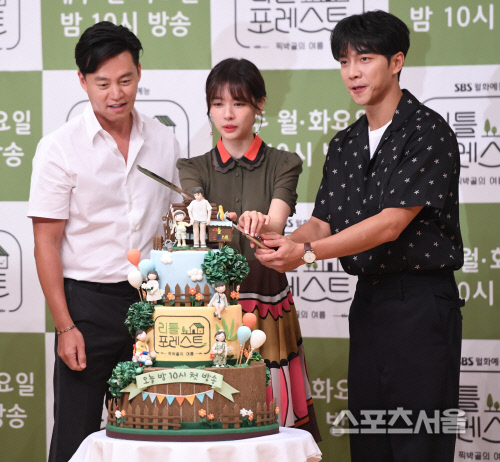 [포토] 이승기, 너무 예뻐서... 자를 수가 없어요....