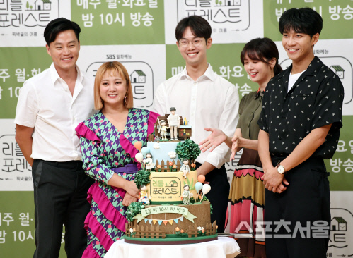 [포토] 이승기, 팬들이 선물한 케이크와 함께~!