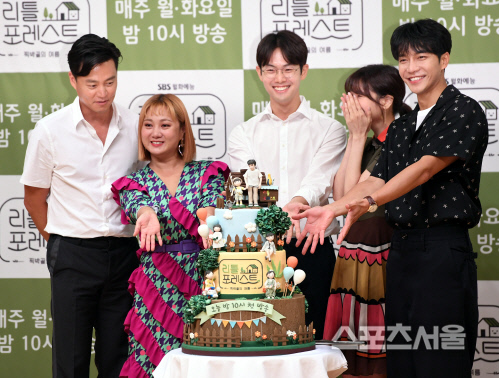 [포토] 이승기, 케이크 좀 보세요~