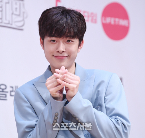 [포토] 유선호, 하트 다섯 개로~!