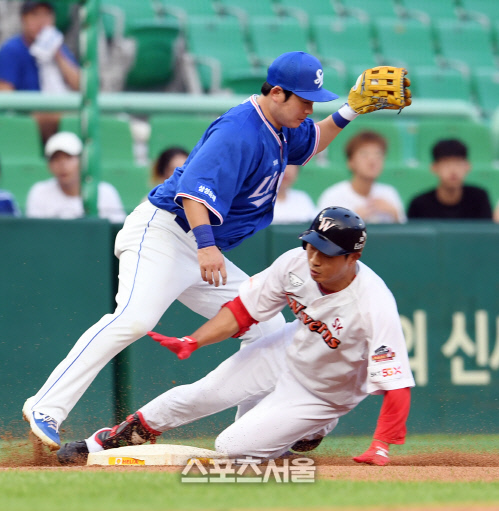 [포토]고종욱, 과감한 주루 플레이로 만든 3루타