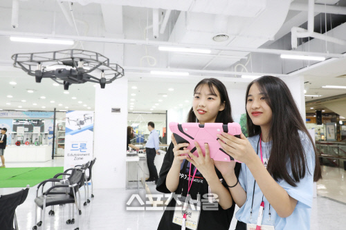 사진3. 롯데케미칼 임직원 자녀들이 드론행사를 체험하고 있다.