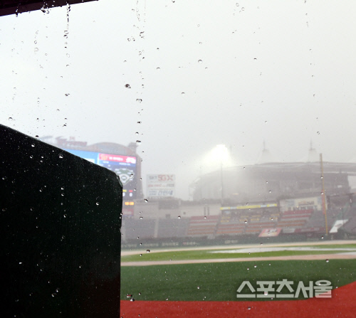 [포토] SK-삼성의 경기, 거침없이 퍼붓는 폭우 때문에...