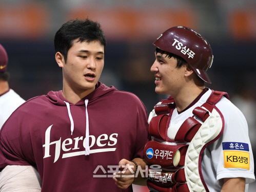 [포토]최원태-박동원, 아쉽지만 시즌 8승은 다음 기회에!