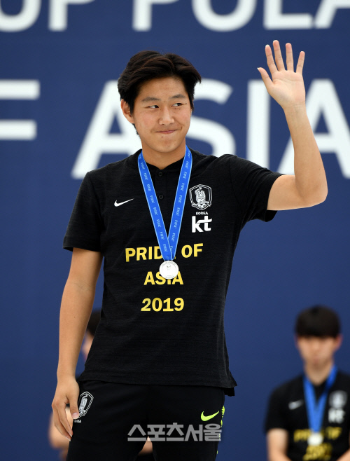 [포토] \'막내형\' 이강인, 깜찍한 손인사