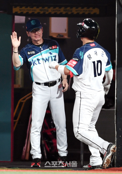 [포토]황재균의 복귀 홈런 축하하는 이강철 감독