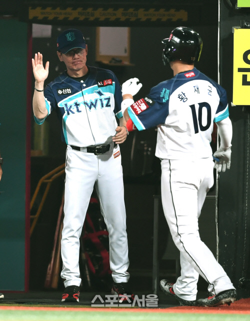 [포토]이강철, 황재균의 복귀 홈런 하이파이브!