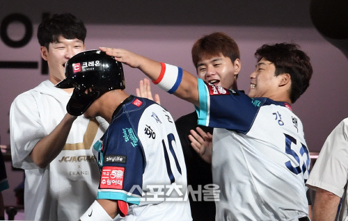 [포토]황재균의 머리 때리며 축하하는 강백호