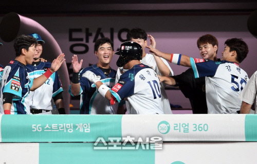 [포토]복귀 홈런 황재균, 동료들의 축하 세례