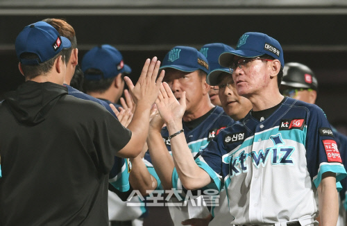 [포토]이강철 감독-황재균, 승리의 하이파이브