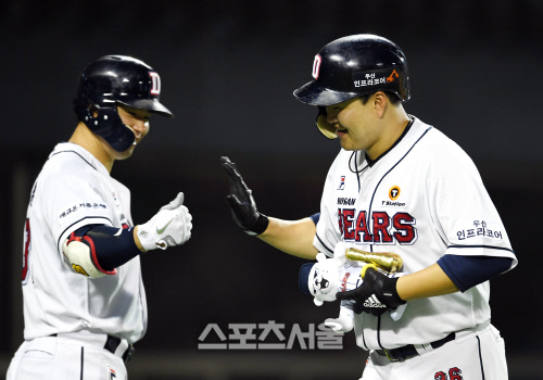 [포토]14호 홈런 오재일, 김재환과 하이파이브