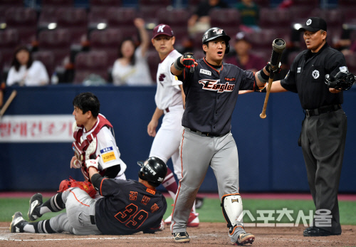 홈접전 비디오판독 요구하는 최재훈 [포토]