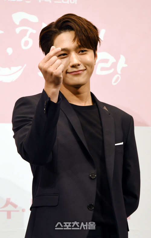 [포토]김명수, 하트를 받아주세요!