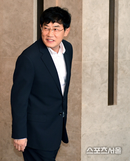 [포토] 이경규, 새로운 치킨을 소개하러~