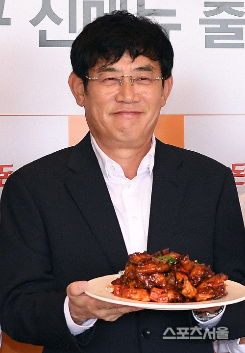 [포토] 이경규, 이게 바로... 허니마라 치킨입니다~