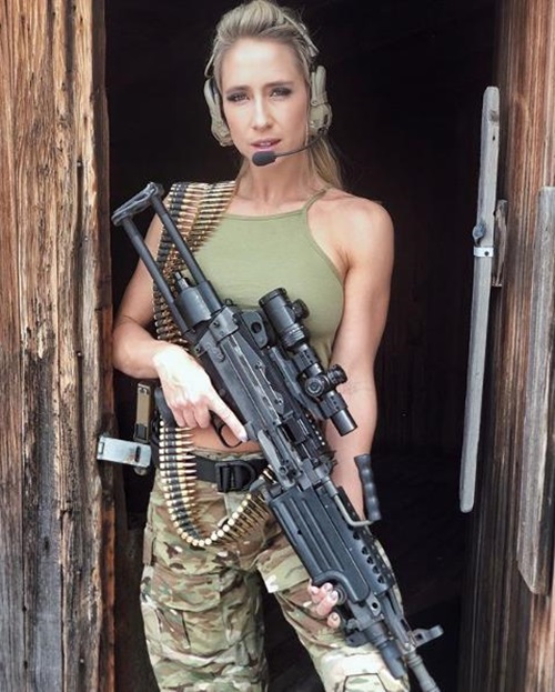 "가족 지키기 위해"…총 무장 사진으로 美 대륙서 주목받는 '몸짱' 엄마[B급통신]