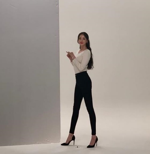 이다희, 광고 촬영 현장서 뽐낸 길쭉한 각선미[★SNS]