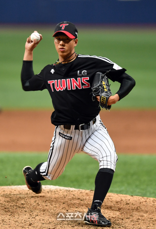 7회말 이우찬에 이어 등판한 정우영[포토]