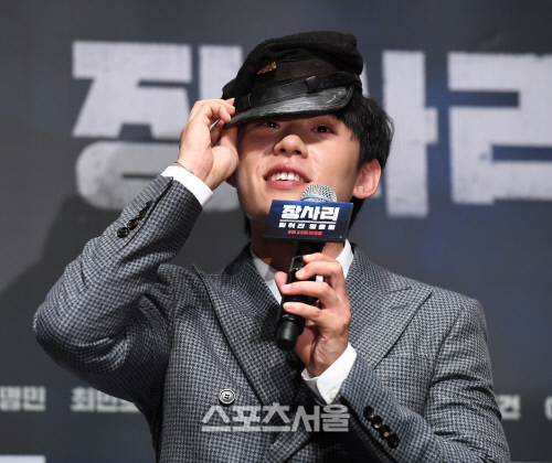 [포토] 김성철 '모자 쓰는 것도 남다르게'