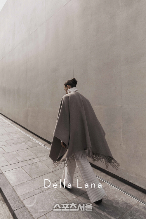 신세계百, 여성복PB ‘델라라나’ 年매출 1000억 메가브랜드로 키운다