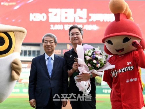 [포토] 김태선 기록위원, 3000경기 출장 기념 시상식