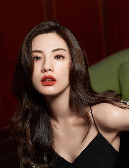 나나, 붉은색 입술로 완성한 도발적인 섹시 美[★SNS] 