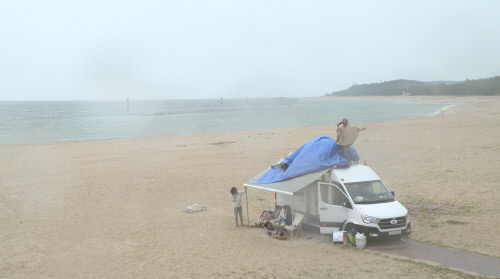 '캠핑클럽' 핑클의 첫 우천 캠핑 대공개