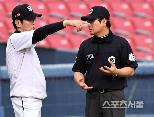 [포토] kt 이강철 감독, 수비방해로 아웃이라니...?