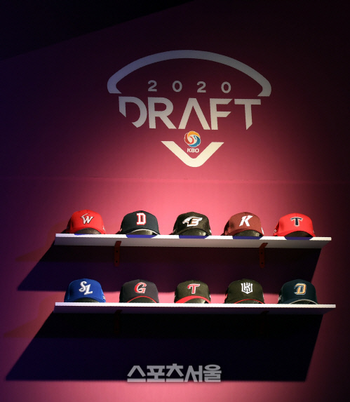 [포토]  2020 KBO 2차 신인드래프트, 모자의 주인공은 누구?