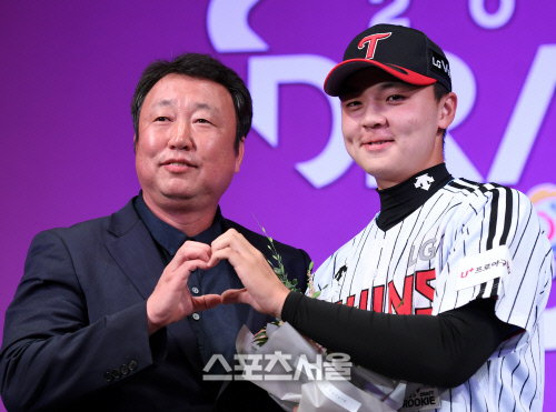 [포토] 휘문고 이민호, LG 차명석 단장과 하트~