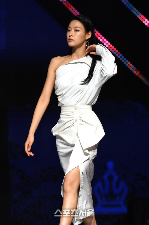 [포토]미모 뽐내며 입장하는 AOA 설현